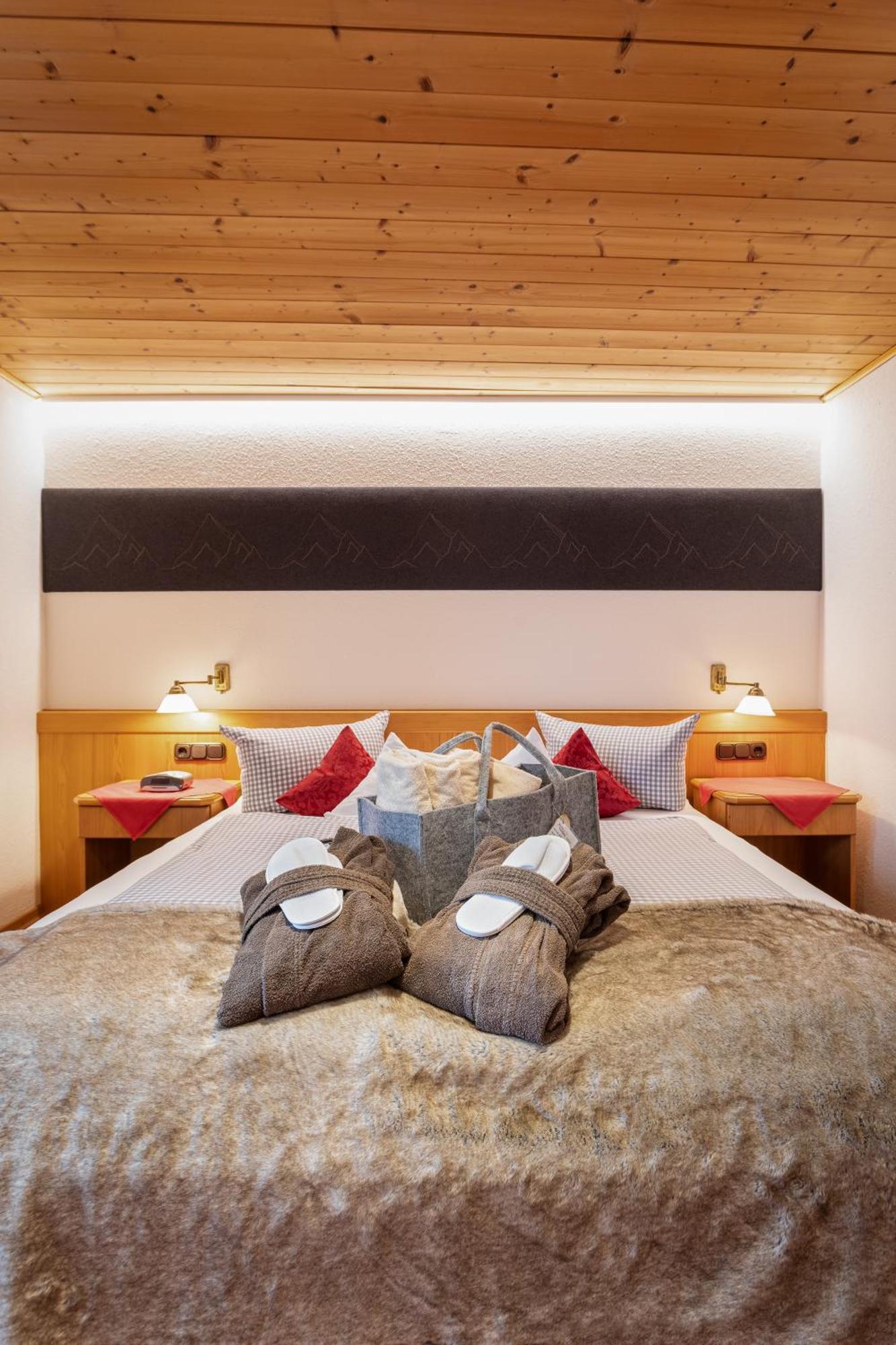 Familien- Und Wellnesshotel "Landhaus Viktoria" Oberstdorf Exterior photo